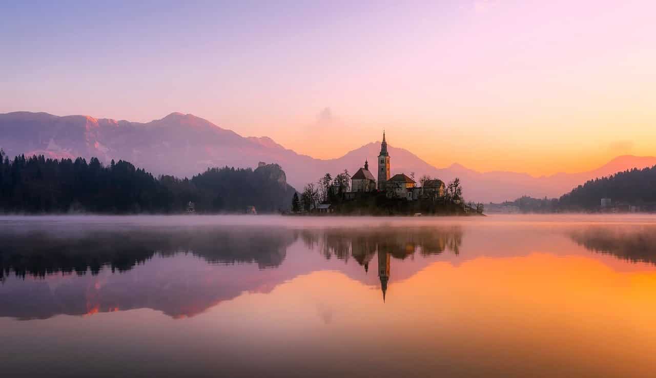 lake-bled-dawn-slovenia-itinerary-by-campervan-one-week-road-trip