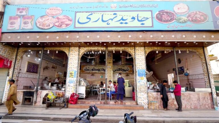 VIDEO: Pakistani Street Food Breakfast Tour!! Nihari, Halwa Puri & Paratha | Karachi, Pakistan