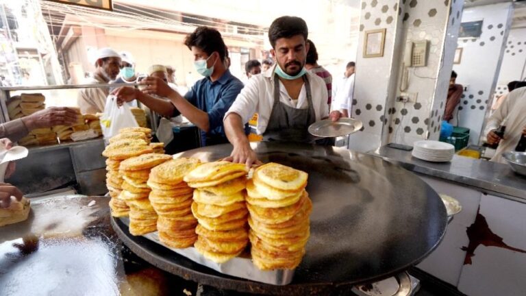 VIDEO: The Ultimate Karachi Street Food Tour!! Dal Kachori, Kebabs & Rabri | Karachi, Pakistan