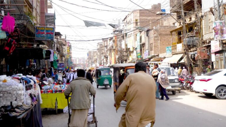 VIDEO: Street Food in Peshawar!! Giant Pulao + Pakistan Street Food Tour in Qissa Kwani Bazaar | Pakistan
