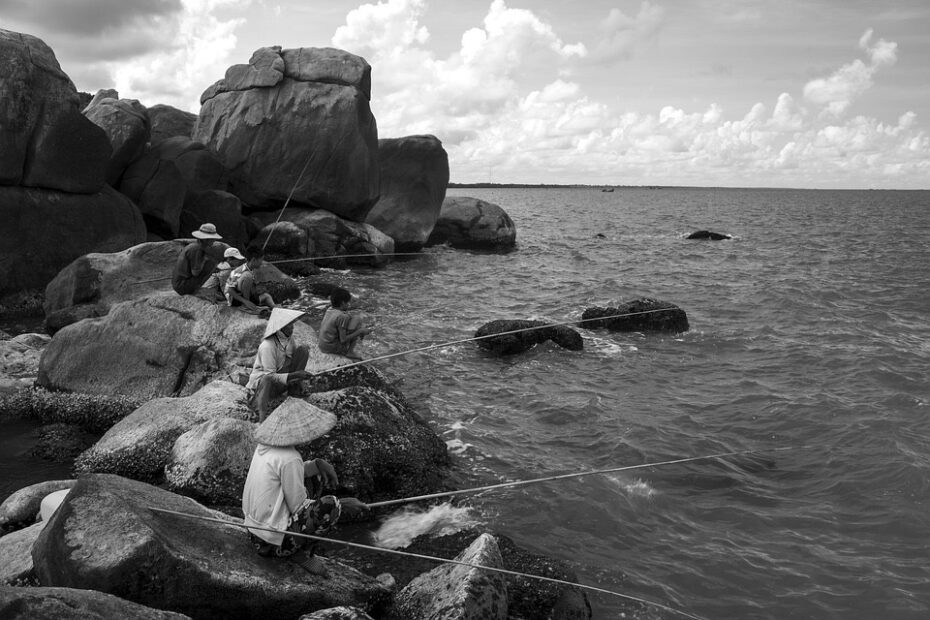 Cà Mau fishermen on the rocks