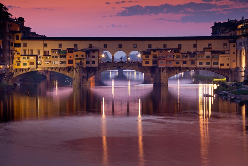 Italy-road-trip-Florence-Tuscany-Panoramic-view-of-the-Ponte-Vecchio-on-a-clear-night