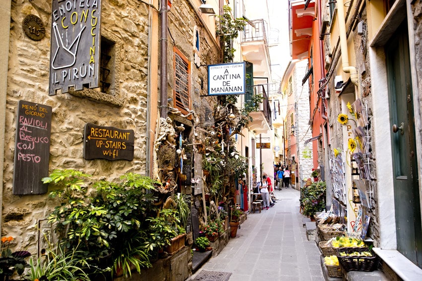 Italy-Cinque-Terre-Liguria-CORNIGLIA-narrow-picturesque-streets-Italy-best-things-to-see