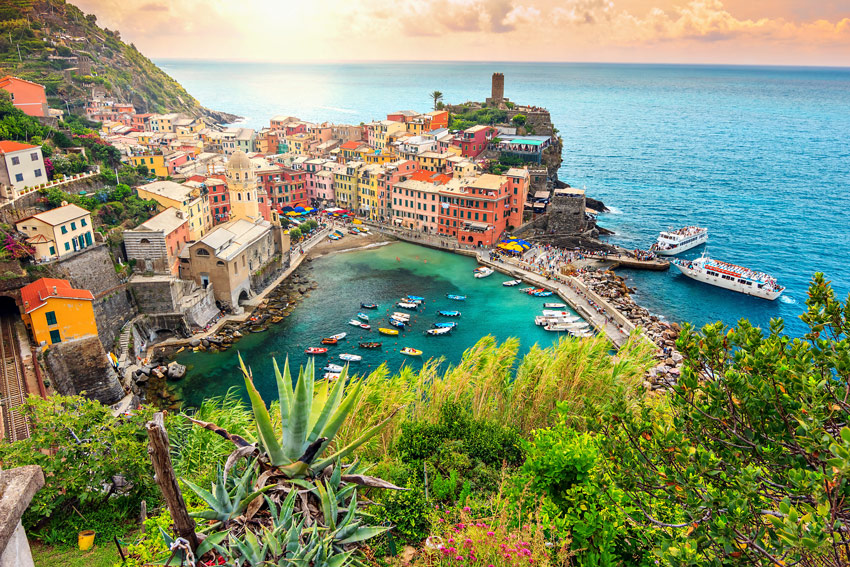 Italy-road-trip-vernazza-village-and-ocean-coast-in-Cinque-Terre-Italy