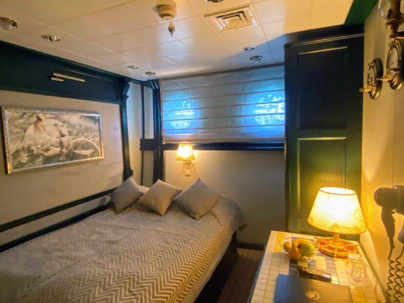 Running on Waves Cabin 16 with double bed and portholes