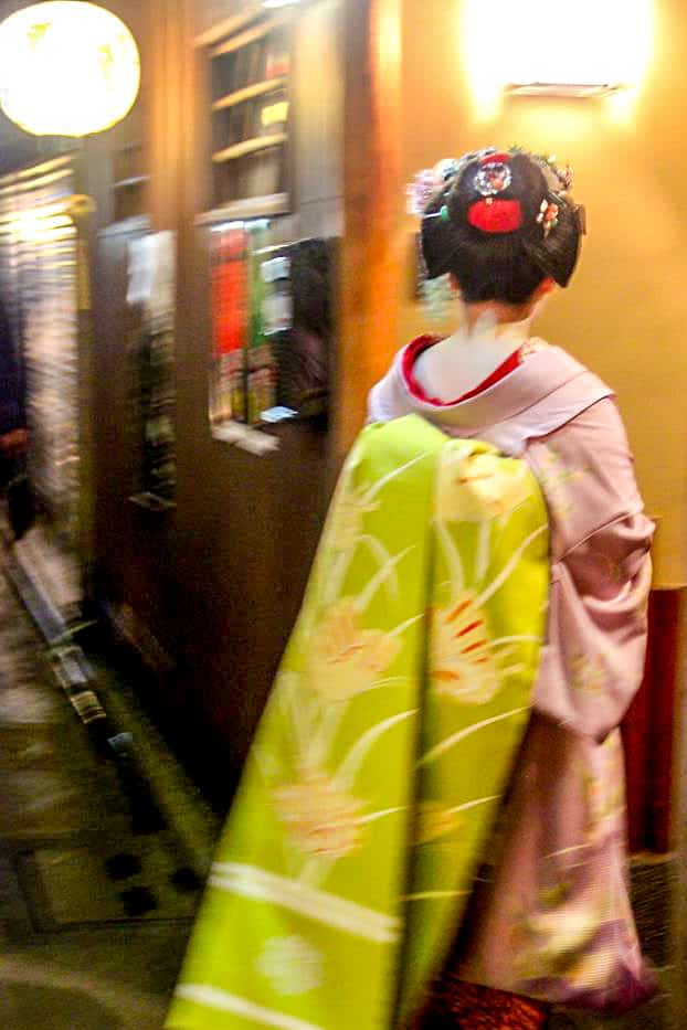 How to See a Geisha in Kyoto, Japan – A Swift Moment of Passing