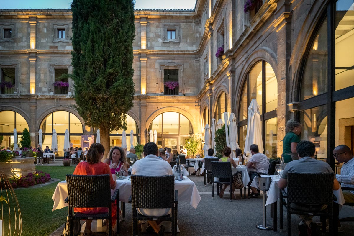 Dinner in the courtyard of otel Real Colegiata San Isidoro