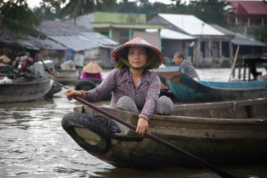 Lady on a boat at Cần Thơ floating market in Vietnam