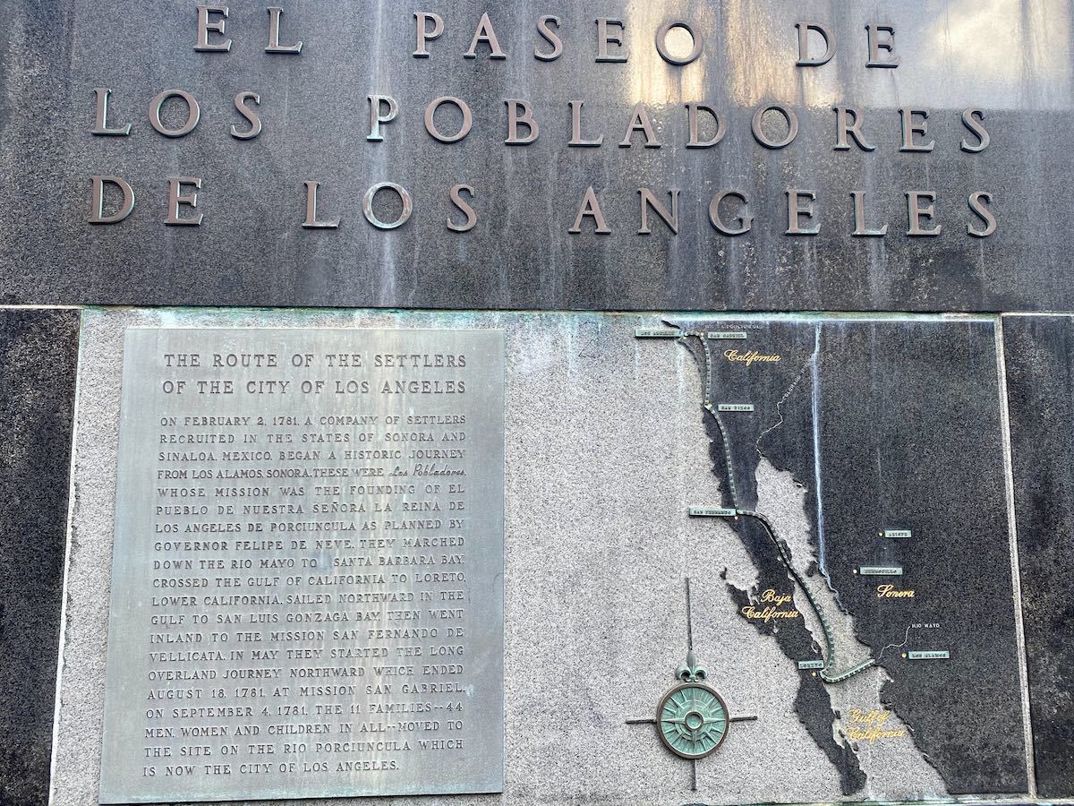 Plaque describing the route of the original settlers of Los Angeles Los Pobladores